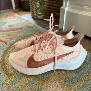 Nike Wmns Zoom Gravity in the 'Echo Pink' colorway size 8.5